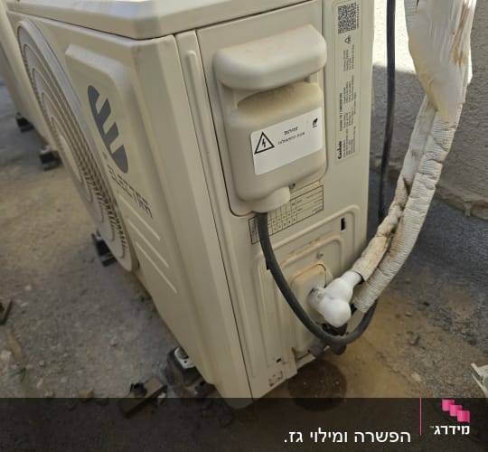 יחידת מזגן חיצונית מותקנת על גג